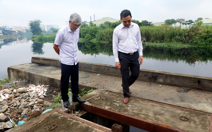 Cho dân trồng tạm cây dọc kênh Tham Lương để ngăn xả rác, tệ nạn