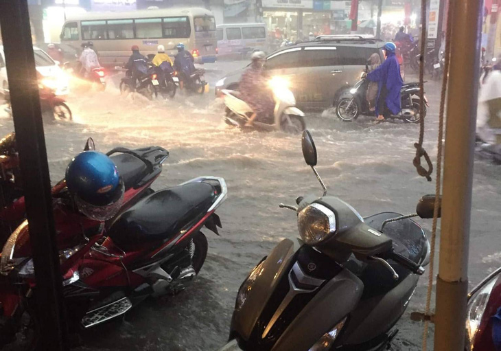 Mưa lớn, nước chảy xiết cuốn ngã nhiều xe máy ở Thủ Đức - Ảnh 4.