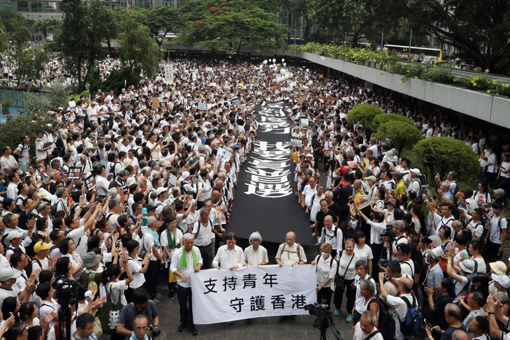 Hong Kong: đến lượt nhóm đầu bạc xuống đường tuần hành vì giới trẻ - Ảnh 1.