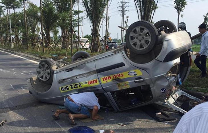 Truy tìm ôtô tông taxi lật ngửa, xe tải lật nghiêng rồi bỏ trốn - Ảnh 1.