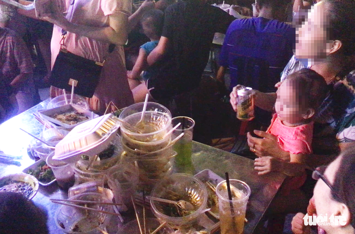 Khách dự Festival văn hóa ẩm thực du lịch quốc tế đi trên rác, ăn cạnh rác - Ảnh 4. Khách dự Festival văn hóa ẩm thực du lịch quốc tế đi trên rác, ăn cạnh rác - Ảnh 4.