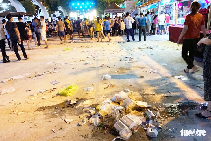 Khách dự Festival văn hóa ẩm thực du lịch quốc tế đi trên rác, ăn cạnh rác - Ảnh 6. Khách dự Festival văn hóa ẩm thực du lịch quốc tế đi trên rác, ăn cạnh rác - Ảnh 6.