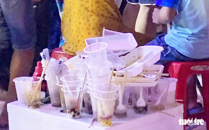 Khách dự Festival văn hóa ẩm thực du lịch quốc tế đi trên rác, ăn cạnh rác - Ảnh 3.