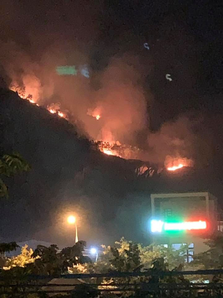 Cháy rừng trên núi Phước Lý, cứu hỏa chỉ chữa được dưới chân núi - Ảnh 1.