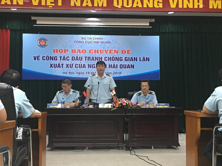 Nhiều doanh nghiệp nhập hàng Trung Quốc ghi sẵn sản xuất tại Việt Nam - Ảnh 1.