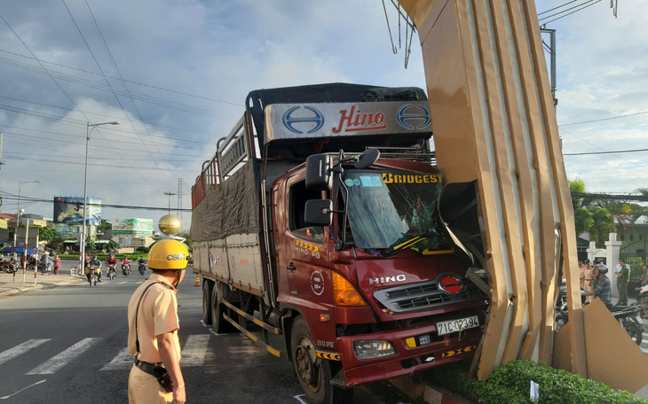 Xe tải tông cổng chào Mỹ Tho, thiệt hại hơn 1 tỉ đồng