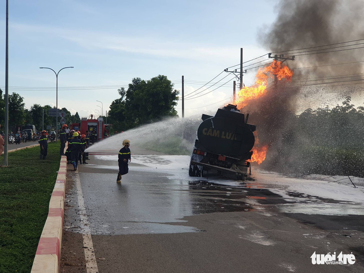 Xe ben và xe bồn tông nhau gây cháy lớn, hai người tử vong - Ảnh 1.