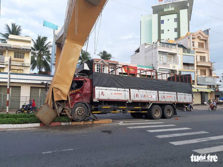 Xe tải tông cổng chào Mỹ Tho, thiệt hại hơn 1 tỉ đồng - Ảnh 5.