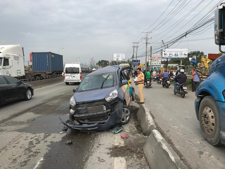 Xe khách tông nát 2 ôtô, quốc lộ 1 kẹt cứng nhiều giờ - Ảnh 1.