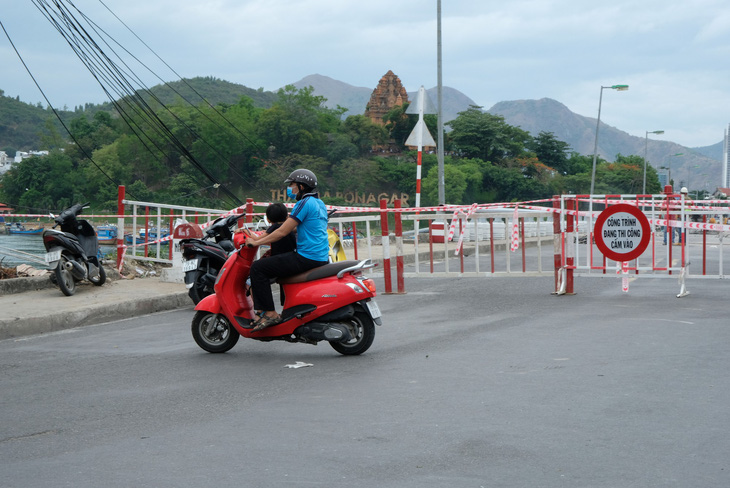 Sửa cầu Xóm Bóng, xe cộ dồn về cầu Trần Phú gây kẹt xe tại Nha Trang - Ảnh 7.