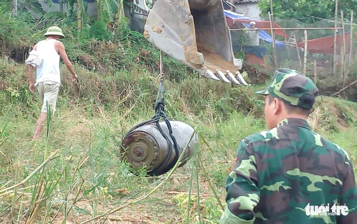 Sông khô cạn, lộ diện quả bom khủng 330kg có bán kính sát thương 500m - Ảnh 1.