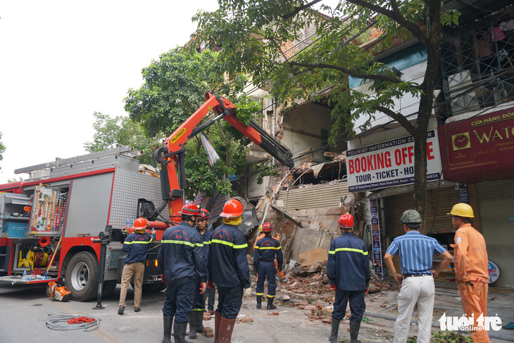 Nhà hai tầng trên phố cổ Hà Nội bất ngờ đổ sập lúc sáng sớm - Ảnh 1.