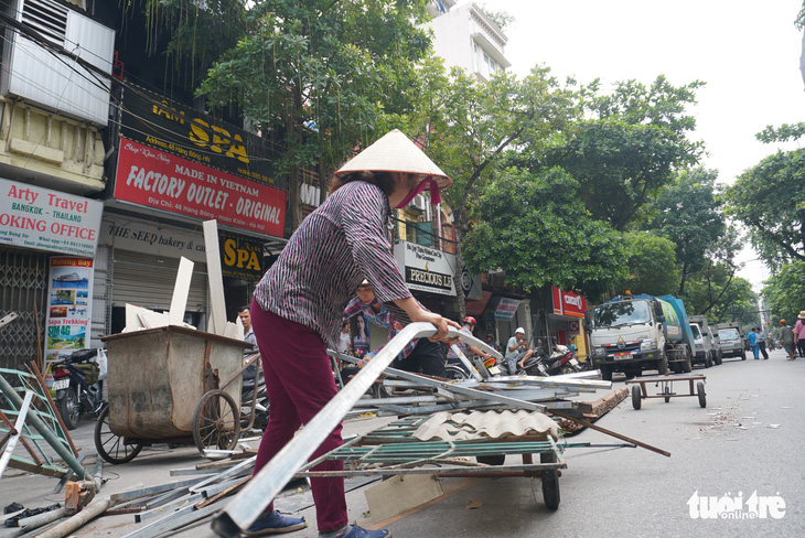 Nhà hai tầng trên phố cổ Hà Nội bất ngờ đổ sập lúc sáng sớm - Ảnh 6.