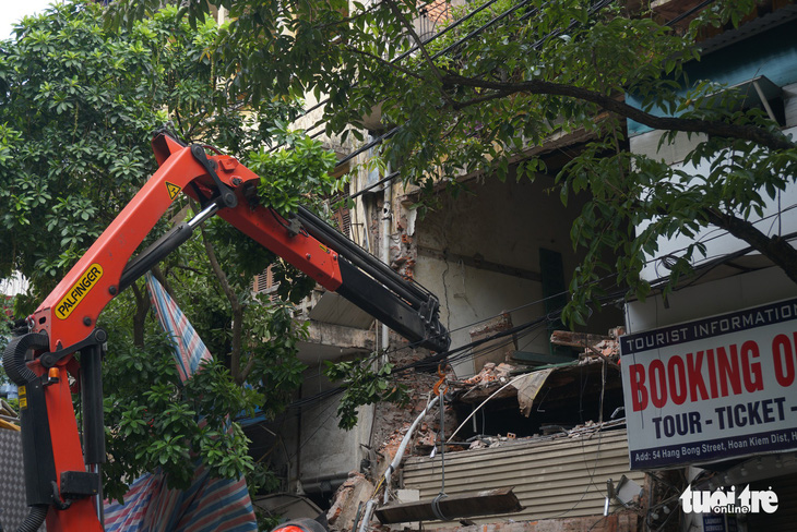 Nhà hai tầng trên phố cổ Hà Nội bất ngờ đổ sập lúc sáng sớm - Ảnh 5.