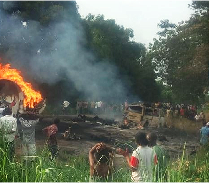Xe bồn phát nổ ở Nigeria, 50 người chết khi đang hôi dầu - Ảnh 1.