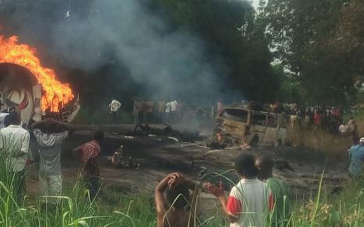 Xe bồn phát nổ ở Nigeria, 50 người chết khi đang 