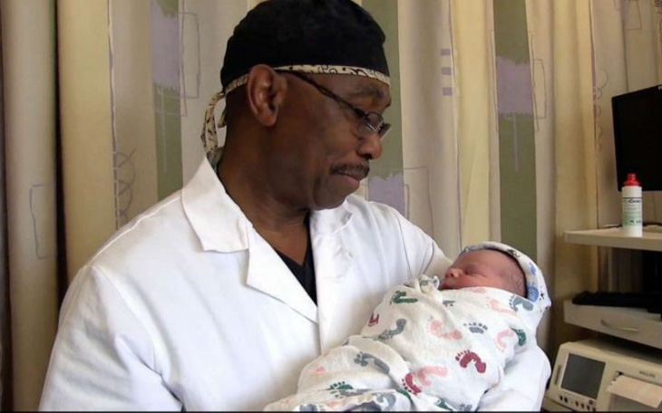 Tôn vinh bác sĩ sản khoa hát mừng 8.000 em bé ra đời