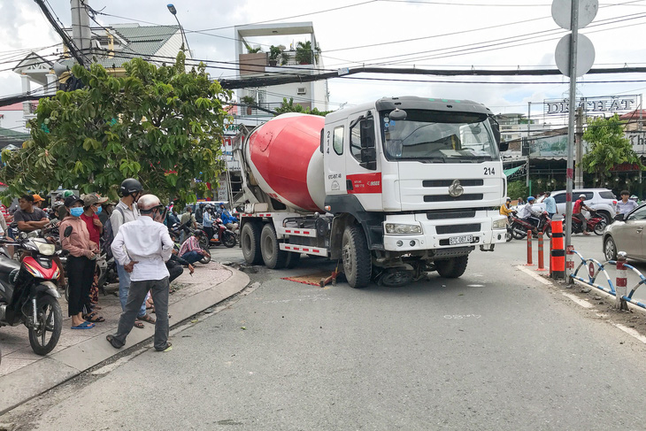 Xe trộn bêtông chạy giờ cấm, cán chết phụ nữ đi xe máy - Ảnh 1.