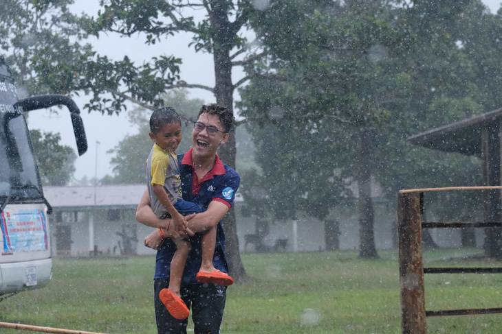 Em về nhà ăn cơm với bo me đây - Ảnh 9.