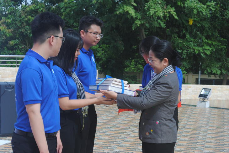 Lãnh đạo TP.HCM thăm, tặng quà các chiến sĩ Mùa hè xanh Đồng Tháp - Ảnh 2.