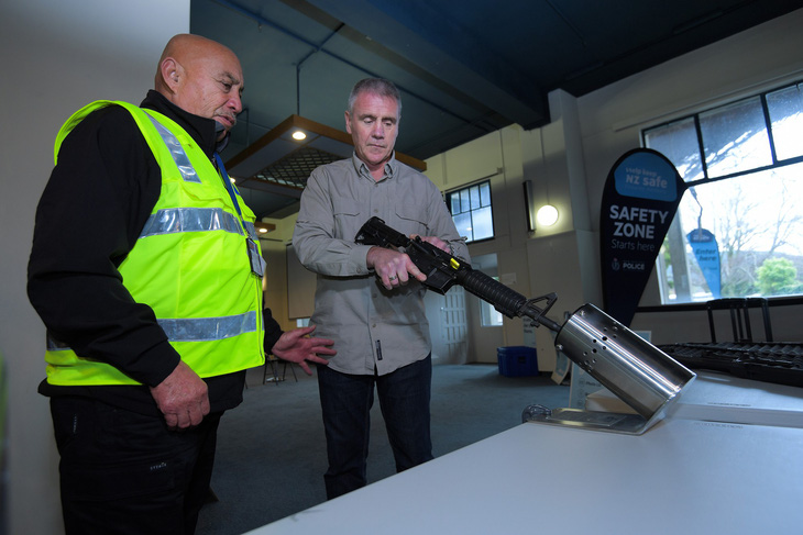 Người New Zealand bán lại 10.000 khẩu súng cho chính phủ - Ảnh 1.