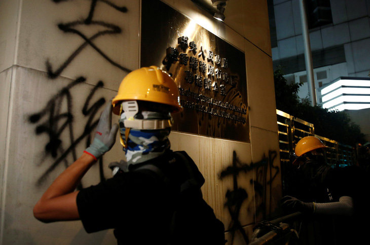 Cảnh sát trấn áp, người biểu tình Hong Kong rút lui - Ảnh 1.