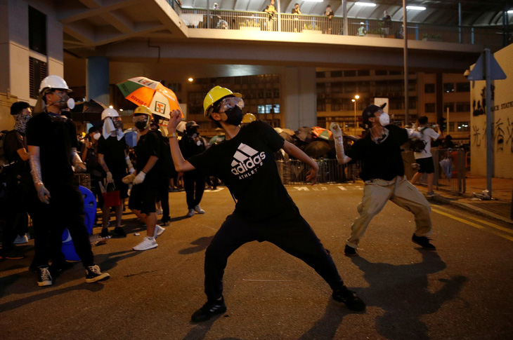 Cảnh sát trấn áp, người biểu tình Hong Kong rút lui - Ảnh 2.
