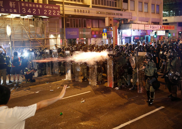 Cảnh sát bắn đạn cao su, hơi cay vào người biểu tình Hong Kong - Ảnh 2.