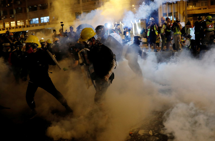 Cảnh sát bắn đạn cao su, hơi cay vào người biểu tình Hong Kong - Ảnh 1.