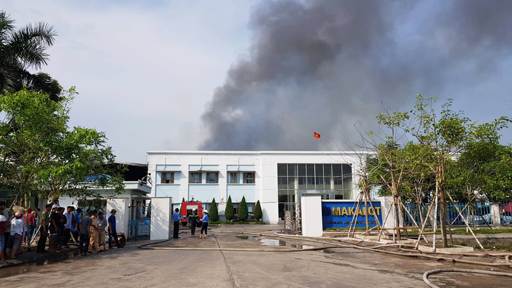 Xưởng công ty may 100% vốn Đài Loan tại Hải Dương cháy rụi - Ảnh 1.
