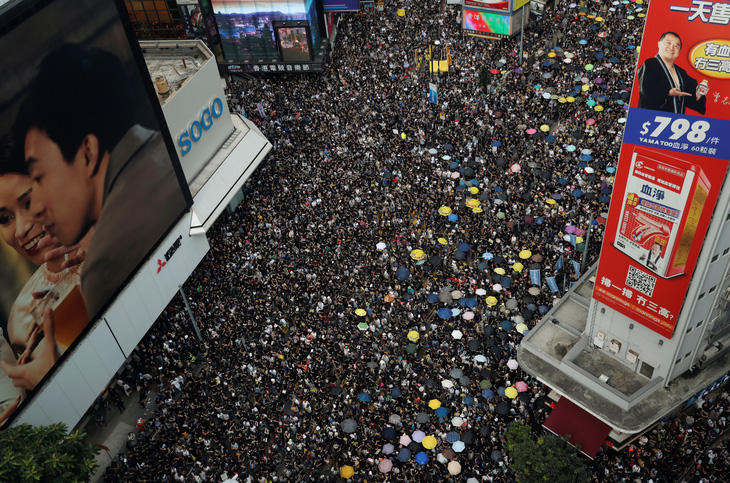 Người Hong Kong xuống đường đen đặc, đòi cải cách dân chủ - Ảnh 5.
