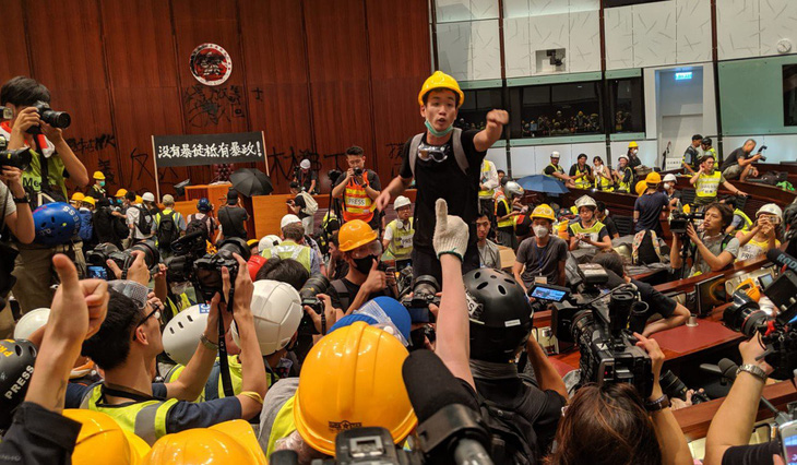 700 người biểu tình Hong Kong đang bị truy lùng bắt nguội - Ảnh 2.