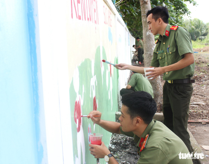 Chiến sĩ Mùa hè xanh về giúp dân xây dựng nông thôn mới - Ảnh 9.