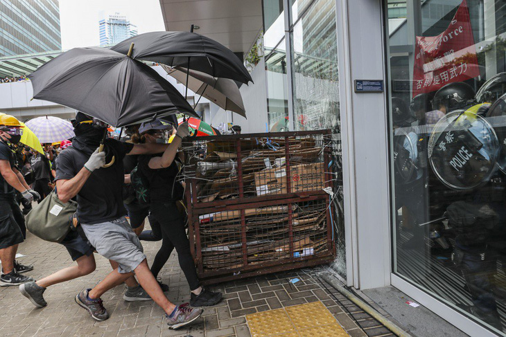 700 người biểu tình Hong Kong đang bị truy lùng bắt nguội - Ảnh 3.