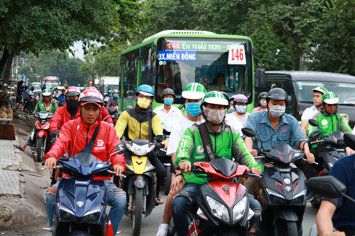 Một bước lên xe cá nhân, bao giờ mới thôi tắc đường? - Ảnh 1.