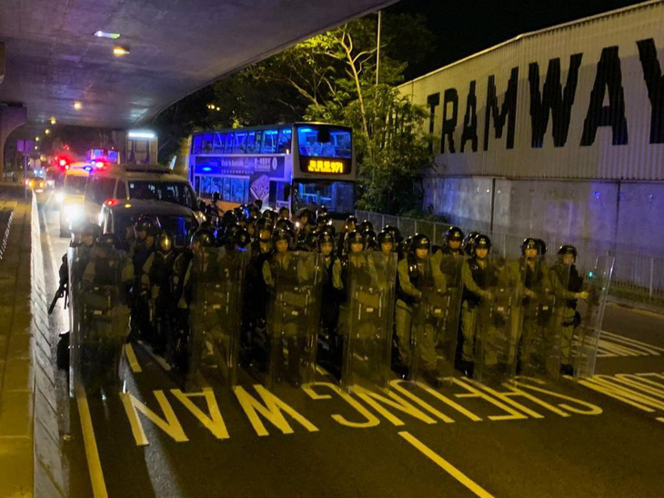 Cảnh sát trấn áp, người biểu tình Hong Kong rút lui - Ảnh 5.