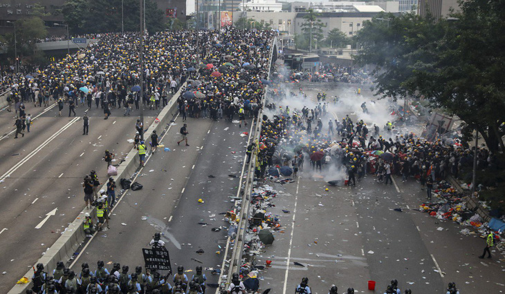 700 người biểu tình Hong Kong đang bị truy lùng bắt nguội - Ảnh 1.