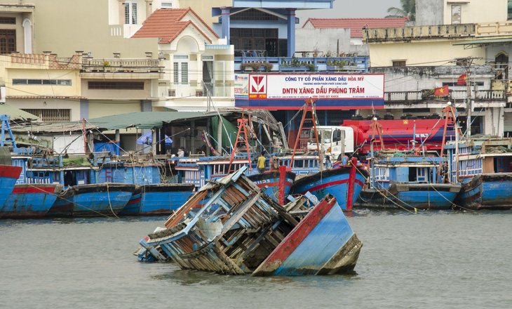 Làng chài bạc tỉ chìm trong nợ nần - Ảnh 1.