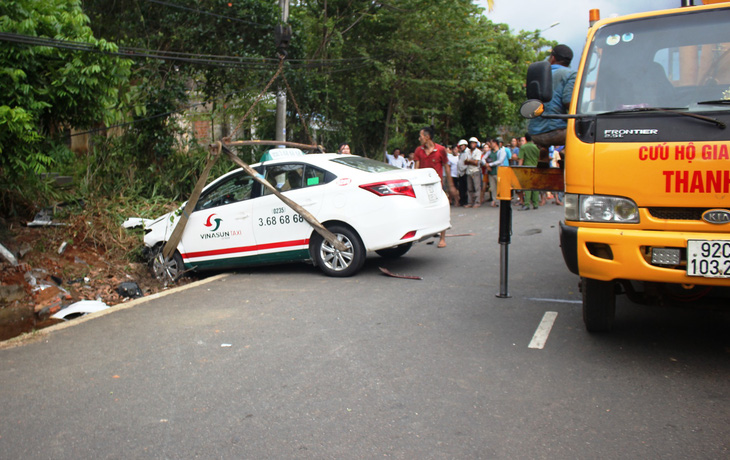 Taxi tông mạnh khiến xe máy vỡ nát, hai cô cháu văng ra đường tử vong - Ảnh 1.