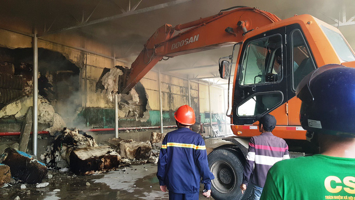 Cháy kho sợi trong khu công nghiệp ở Huế, chủ tịch tỉnh ra hiện trường - Ảnh 3.