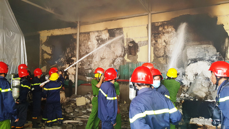 Cháy kho sợi trong khu công nghiệp ở Huế, chủ tịch tỉnh ra hiện trường - Ảnh 2.