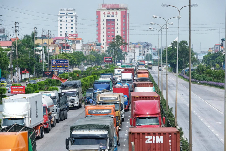 Tắc đường kéo dài trên quốc lộ 5 sau ba vụ tai nạn liên tiếp - Ảnh 3.