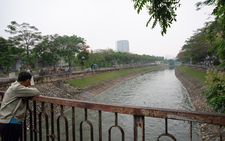 Xả nước ra sông Tô Lịch không ảnh hưởng thử nghiệm xử lý ô nhiễm - Ảnh 2.