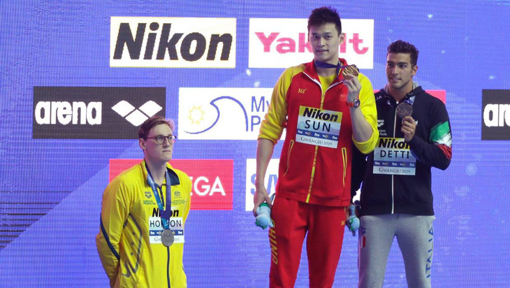 VĐV bơi Úc bị CĐV Trung Quốc ném đá do từ chối đứng chung bục nhận thưởng với VĐV Sun Yang - Ảnh 1.