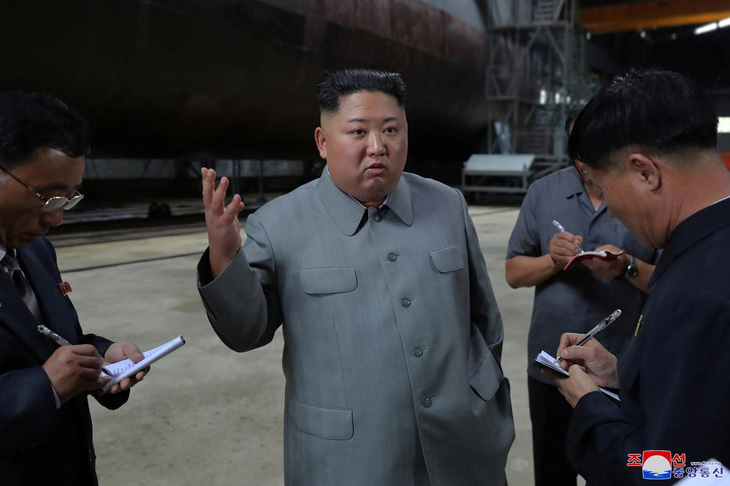 Ông Kim Jong Un thanh tra hệ thống vũ khí của tàu ngầm mới - Ảnh 1.