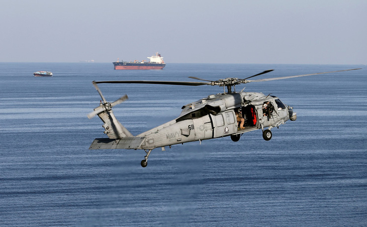 Châu Âu ủng hộ kế hoạch hộ tống tàu qua eo biển Hormuz - Ảnh 1.
