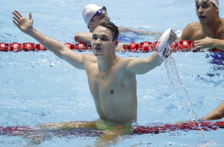 Kình ngư tuổi teen phá vỡ kỷ lục tồn tại 10 năm của Michael Phelps - Ảnh 2.