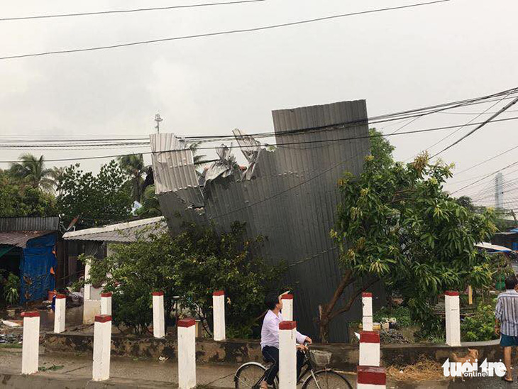 Mưa dông, lốc xoáy làm hơn 870 căn nhà ở An Giang sập, tốc mái - Ảnh 3.