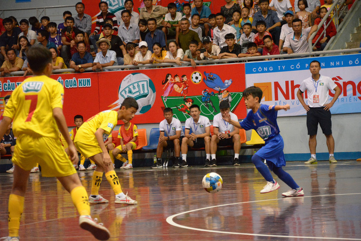 Hồng Duy đến xem Giải bóng đá nhi đồng toàn quốc 2019 - Ảnh 1.