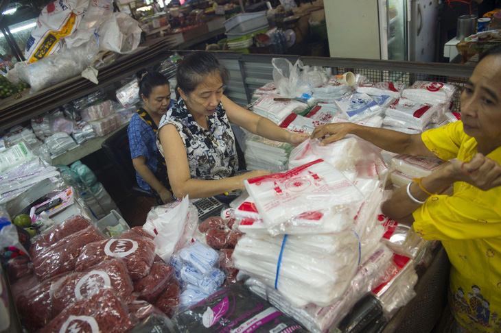 Quốc gia Trung Mỹ đầu tiên cấm dùng túi nhựa một lần - Ảnh 1.